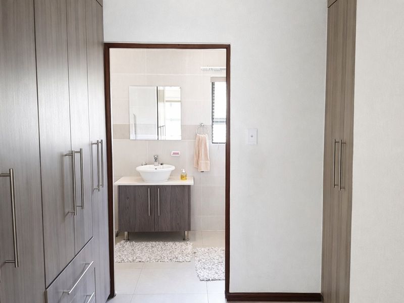 Modern Ground Floor Apartment in Sought-After Comet Estate – Next to the Golf Course - Photo 6