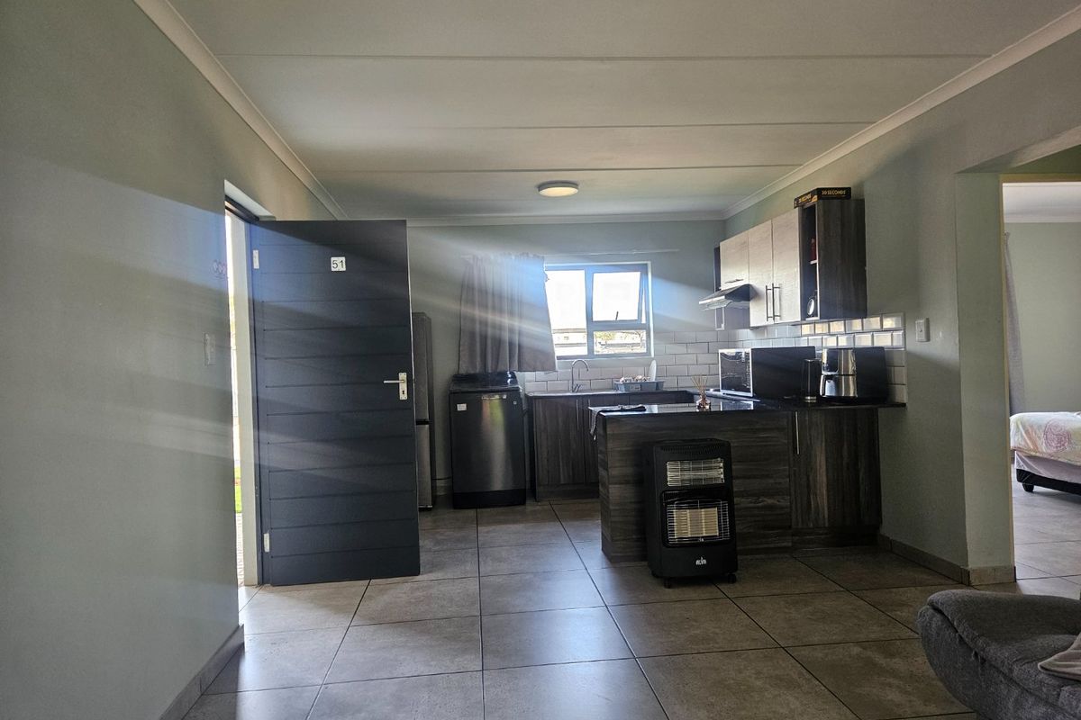 GROUND FLOOR 2 BEDROOM APARTMENT FOR SALE - Photo 3