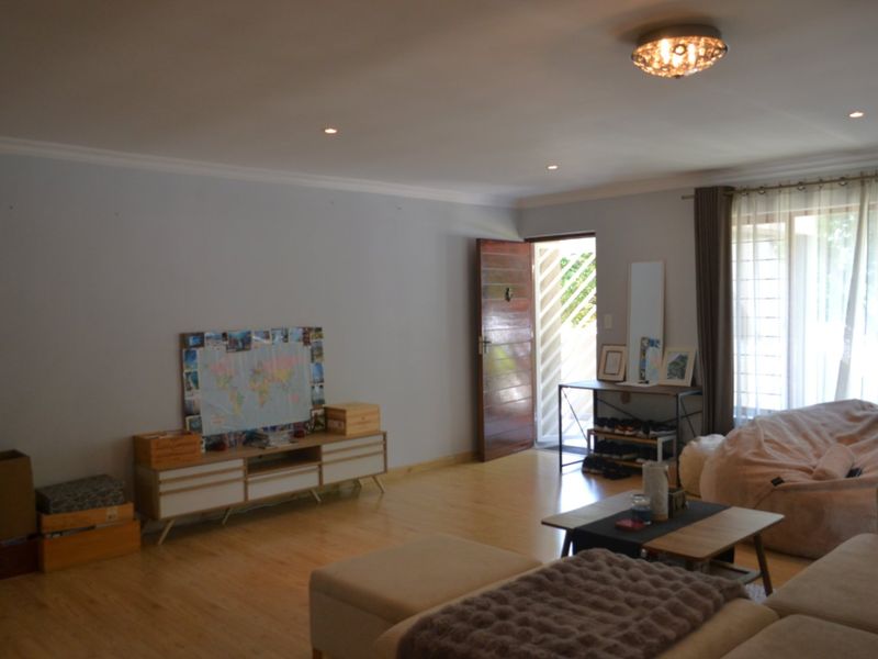 Upper Level Two Bed Two Bath simplex For Sale at Braemore Craighall Park  - Photo 10