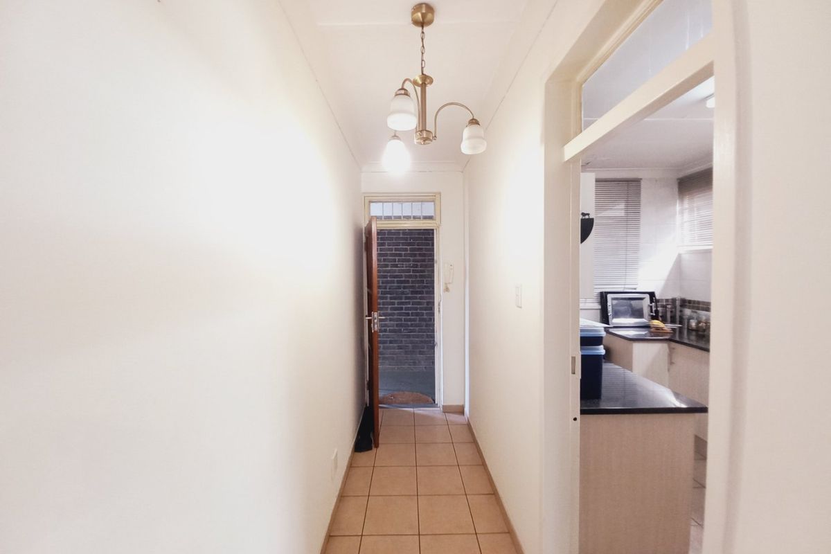 A Private and Secure First-Floor Opportunity in the Heart of Eastleigh Central Offering Comfort and Exceptional Convenience - Photo 2