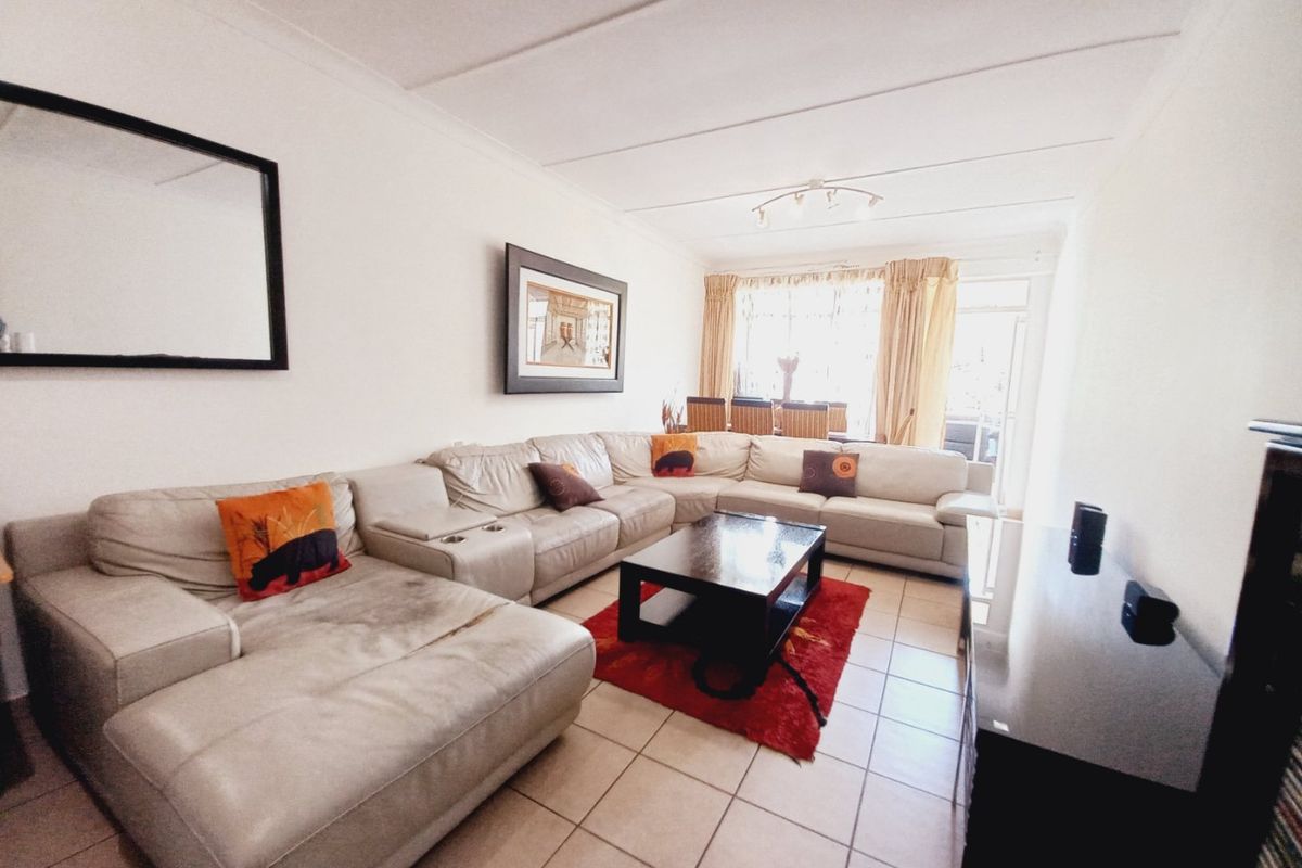 A Private and Secure First-Floor Opportunity in the Heart of Eastleigh Central Offering Comfort and Exceptional Convenience - Photo 3