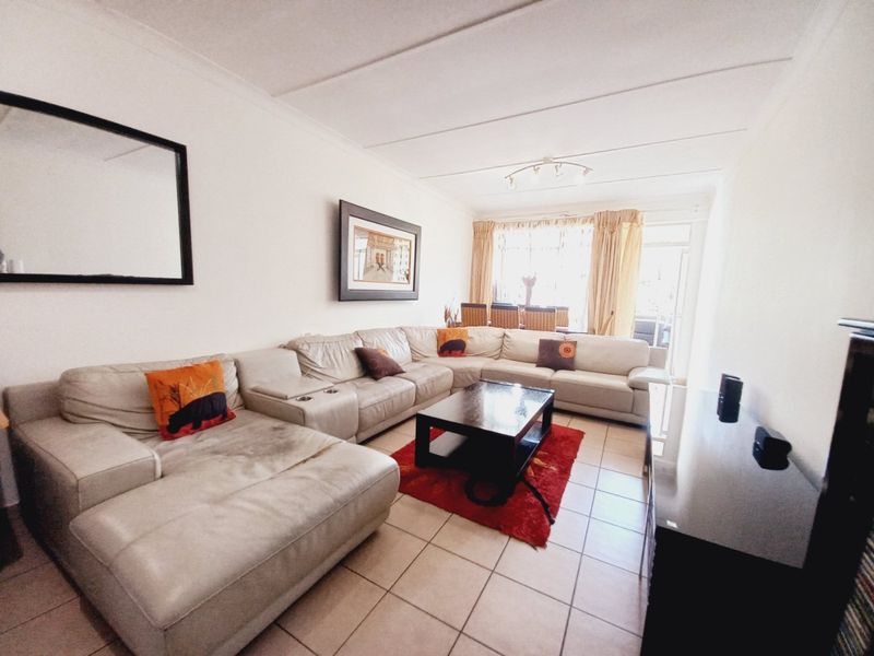 A Private and Secure First-Floor Opportunity in the Heart of Eastleigh Central Offering Comfort and Exceptional Convenience - Photo 3