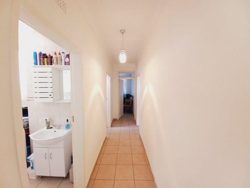 A Private and Secure First-Floor Opportunity in the Heart of Eastleigh Central Offering Comfort and Exceptional Convenience - Photo 10