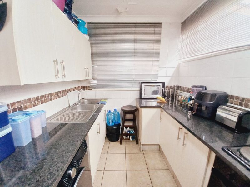 A Private and Secure First-Floor Opportunity in the Heart of Eastleigh Central Offering Comfort and Exceptional Convenience - Photo 8