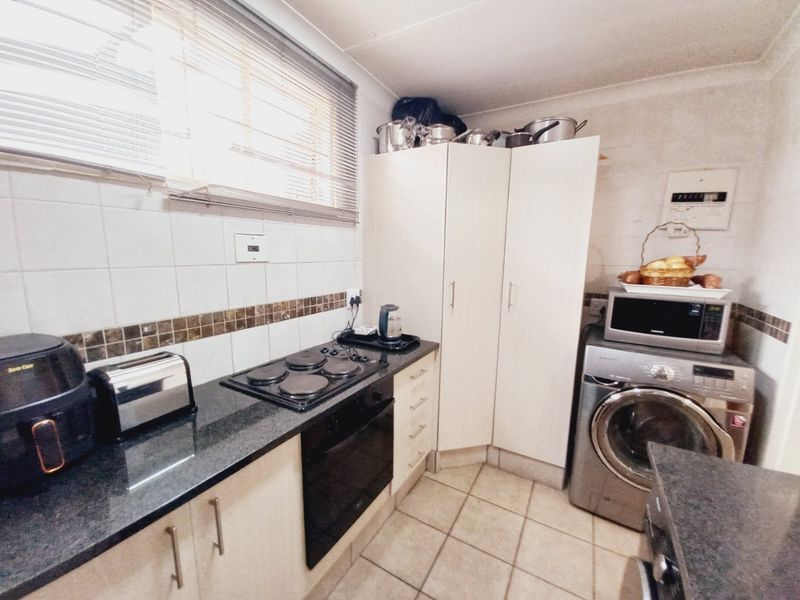 A Private and Secure First-Floor Opportunity in the Heart of Eastleigh Central Offering Comfort and Exceptional Convenience - Photo 7