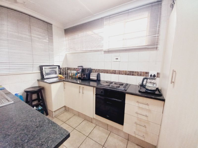 A Private and Secure First-Floor Opportunity in the Heart of Eastleigh Central Offering Comfort and Exceptional Convenience - Photo 6