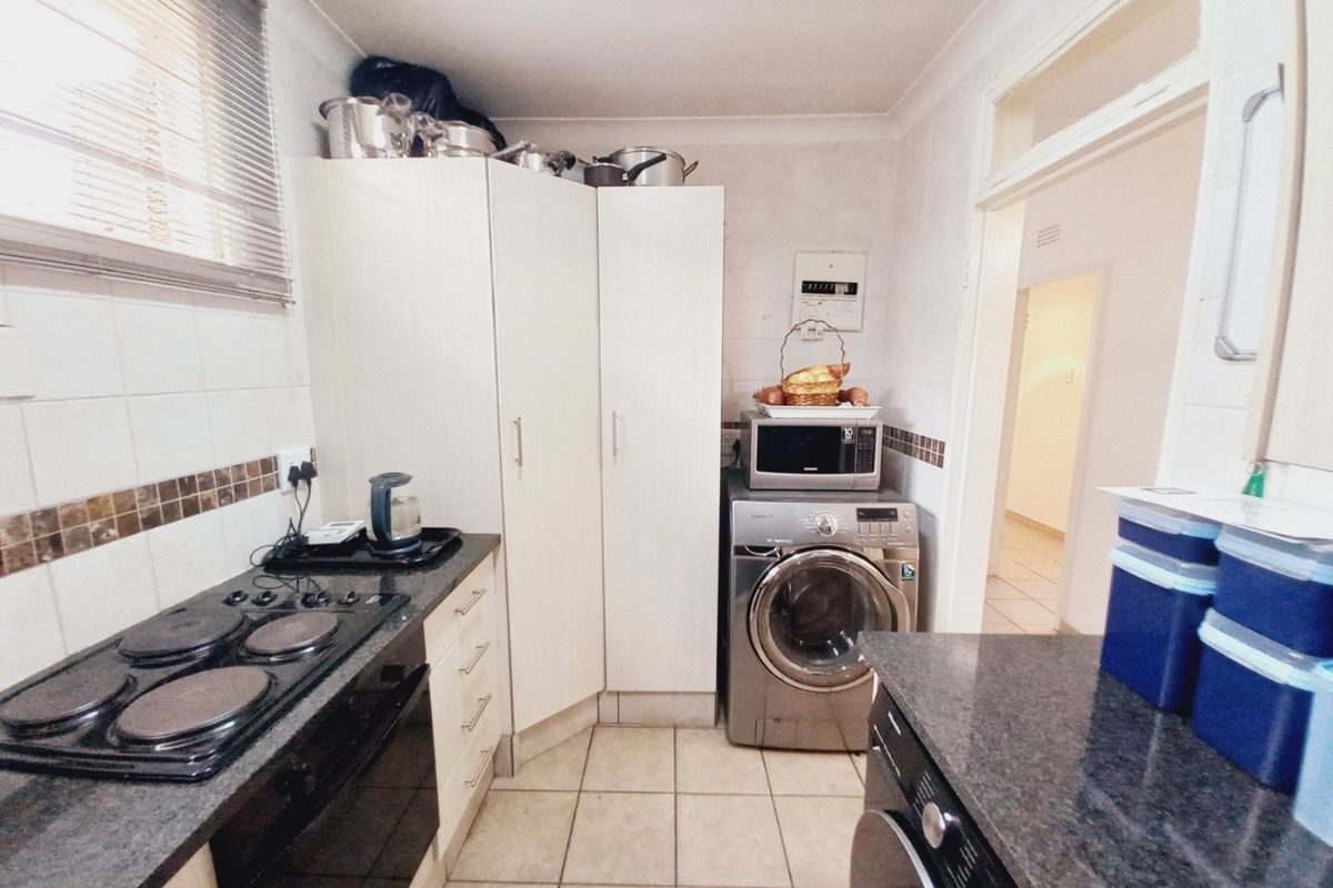 A Private and Secure First-Floor Opportunity in the Heart of Eastleigh Central Offering Comfort and Exceptional Convenience - Photo 5