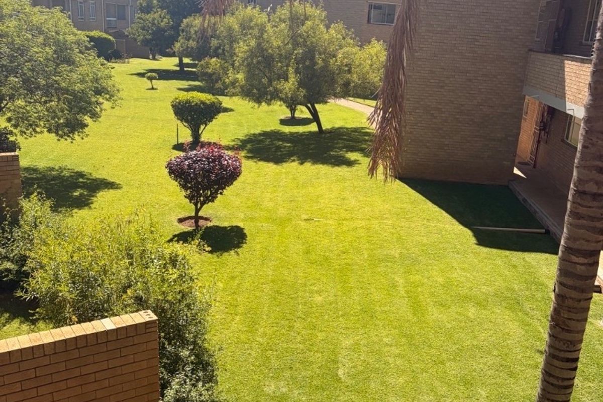 Lovely 3-Bedroom Townhouse To Rent in Moorhill This lovely first-floor townhouse in the sought-after area of Moorhill offers comfort, convenience, and great value. ? Features include: 	•	3 Well-sized bedrooms 	•	1 Bathroom 	•	Spacious kitchen 	•	Comfortable lounge area 	•	Situated on the first floor  Perfect for first-time buyers or young professionals looking for a secure and low-maintenance home.  Conveniently located close to amenities, schools, and main routes.  ?? Contact us today to arrange a viewing – don’t miss out on this great opportunity! - Photo 2