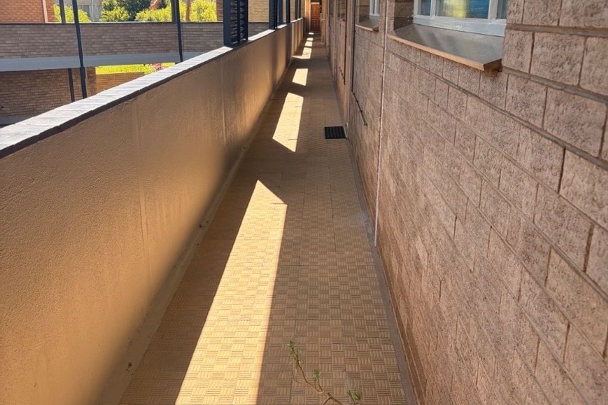 Lovely 3-Bedroom Townhouse To Rent in Moorhill This lovely first-floor townhouse in the sought-after area of Moorhill offers comfort, convenience, and great value. ? Features include: 	•	3 Well-sized bedrooms 	•	1 Bathroom 	•	Spacious kitchen 	•	Comfortable lounge area 	•	Situated on the first floor  Perfect for first-time buyers or young professionals looking for a secure and low-maintenance home.  Conveniently located close to amenities, schools, and main routes.  ?? Contact us today to arrange a viewing – don’t miss out on this great opportunity! - Photo 3