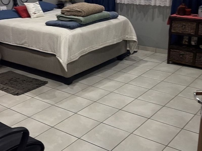 Lovely 3-Bedroom Townhouse To Rent in Moorhill This lovely first-floor townhouse in the sought-after area of Moorhill offers comfort, convenience, and great value. ? Features include: 	•	3 Well-sized bedrooms 	•	1 Bathroom 	•	Spacious kitchen 	•	Comfortable lounge area 	•	Situated on the first floor  Perfect for first-time buyers or young professionals looking for a secure and low-maintenance home.  Conveniently located close to amenities, schools, and main routes.  ?? Contact us today to arrange a viewing – don’t miss out on this great opportunity! - Photo 8