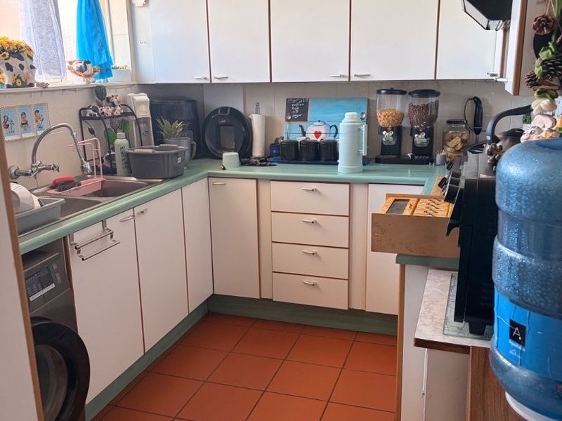 Lovely 3-Bedroom Townhouse To Rent in Moorhill This lovely first-floor townhouse in the sought-after area of Moorhill offers comfort, convenience, and great value. ? Features include: 	•	3 Well-sized bedrooms 	•	1 Bathroom 	•	Spacious kitchen 	•	Comfortable lounge area 	•	Situated on the first floor  Perfect for first-time buyers or young professionals looking for a secure and low-maintenance home.  Conveniently located close to amenities, schools, and main routes.  ?? Contact us today to arrange a viewing – don’t miss out on this great opportunity! - Photo 6