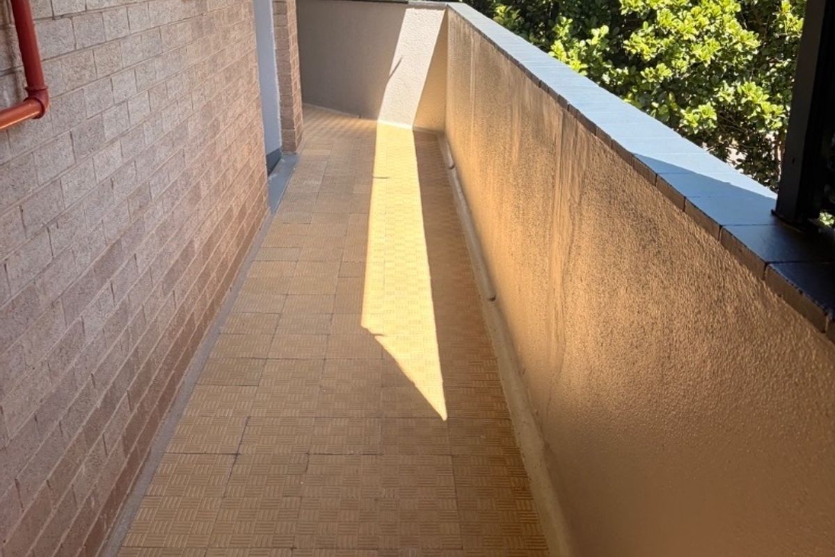 Lovely 3-Bedroom Townhouse To Rent in Moorhill This lovely first-floor townhouse in the sought-after area of Moorhill offers comfort, convenience, and great value. ? Features include: 	•	3 Well-sized bedrooms 	•	1 Bathroom 	•	Spacious kitchen 	•	Comfortable lounge area 	•	Situated on the first floor  Perfect for first-time buyers or young professionals looking for a secure and low-maintenance home.  Conveniently located close to amenities, schools, and main routes.  ?? Contact us today to arrange a viewing – don’t miss out on this great opportunity! - Photo 5