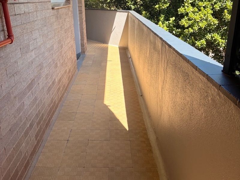 Lovely 3-Bedroom Townhouse To Rent in Moorhill This lovely first-floor townhouse in the sought-after area of Moorhill offers comfort, convenience, and great value. ? Features include: 	•	3 Well-sized bedrooms 	•	1 Bathroom 	•	Spacious kitchen 	•	Comfortable lounge area 	•	Situated on the first floor  Perfect for first-time buyers or young professionals looking for a secure and low-maintenance home.  Conveniently located close to amenities, schools, and main routes.  ?? Contact us today to arrange a viewing – don’t miss out on this great opportunity! - Photo 5