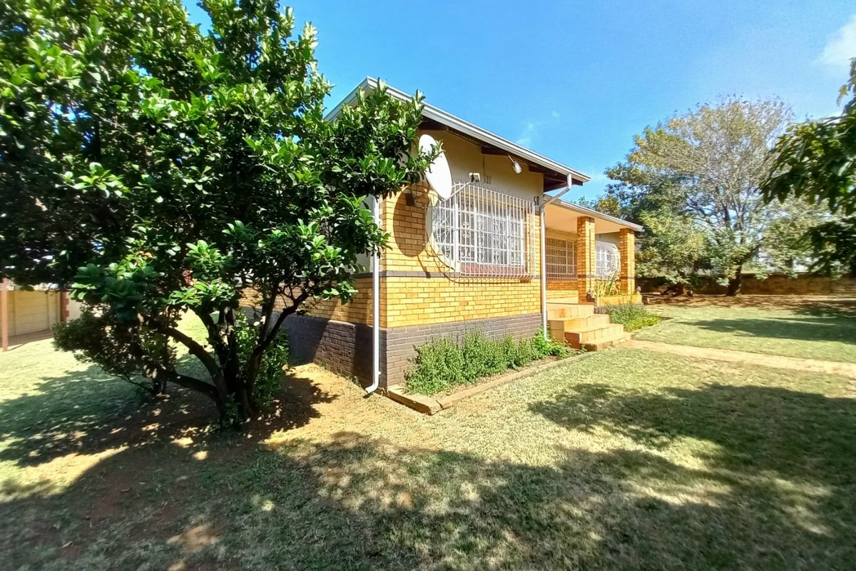 Spacious Corner Property on a Generous 1139sqm Stand in the Heart of Primrose - Photo 2