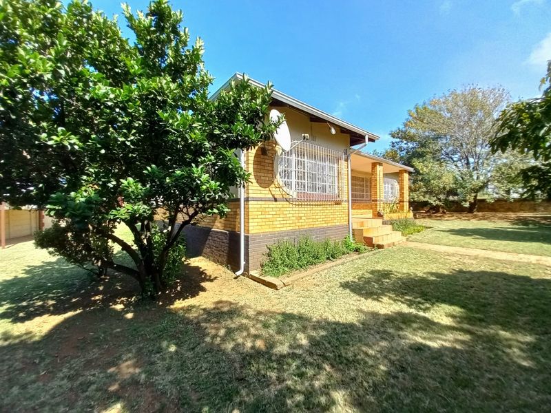 Spacious Corner Property on a Generous 1139sqm Stand in the Heart of Primrose - Photo 2