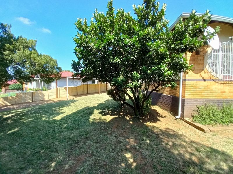 Spacious Corner Property on a Generous 1139sqm Stand in the Heart of Primrose - Photo 9