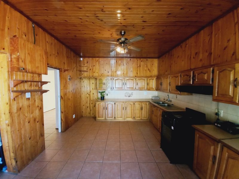 Spacious Corner Property on a Generous 1139sqm Stand in the Heart of Primrose - Photo 7