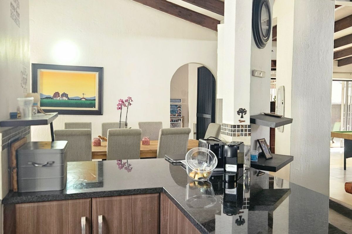 Ultimate Entertainer’s Home – Pool, Jacuzzi, Lapa, Bar & Cottage in Randpark!!! - Photo 5