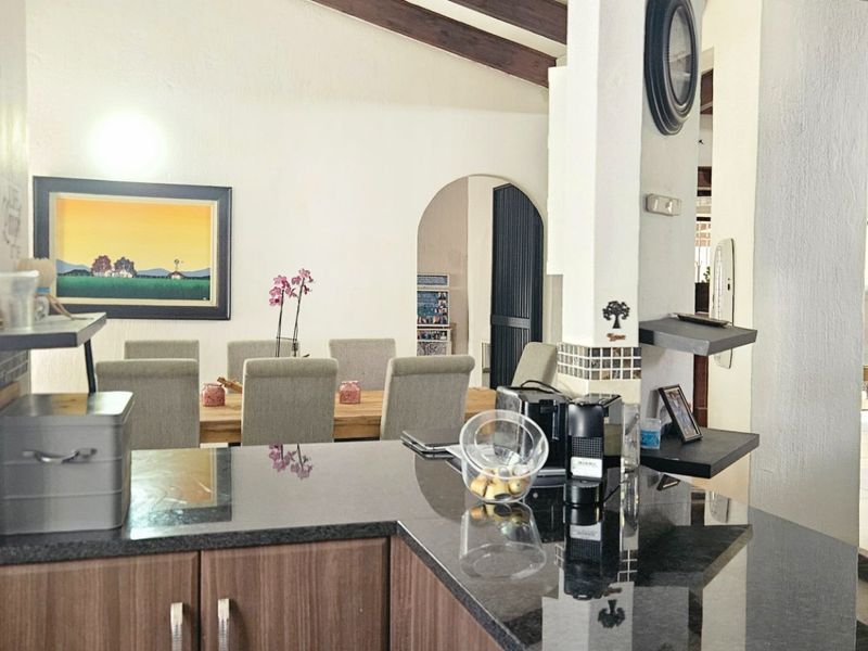 Ultimate Entertainer’s Home – Pool, Jacuzzi, Lapa, Bar & Cottage in Randpark!!! - Photo 5