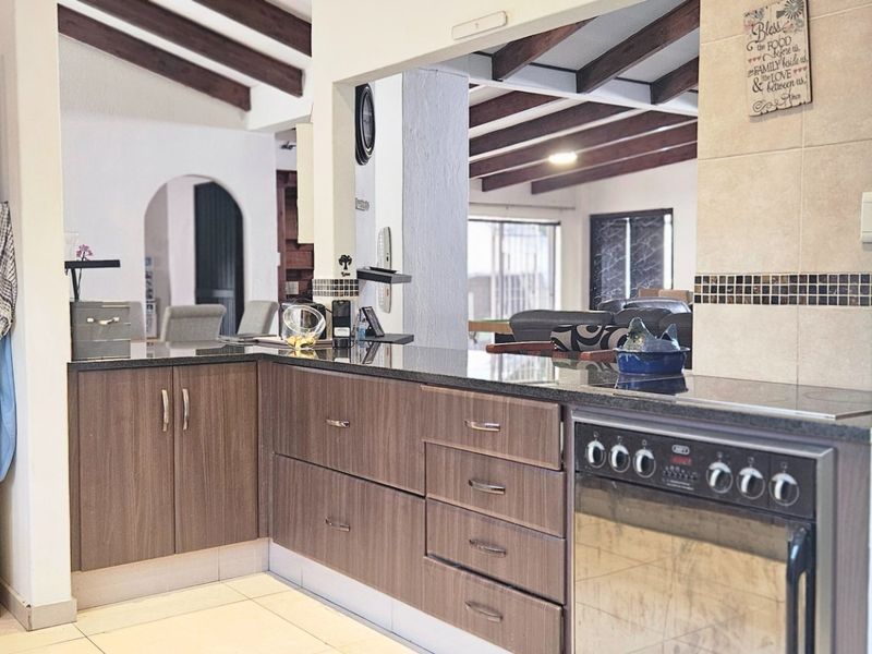 Ultimate Entertainer’s Home – Pool, Jacuzzi, Lapa, Bar & Cottage in Randpark!!! - Photo 8