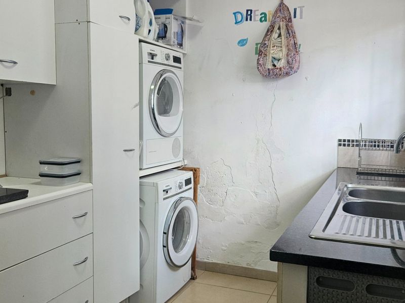 Ultimate Entertainer’s Home – Pool, Jacuzzi, Lapa, Bar & Cottage in Randpark!!! - Photo 7