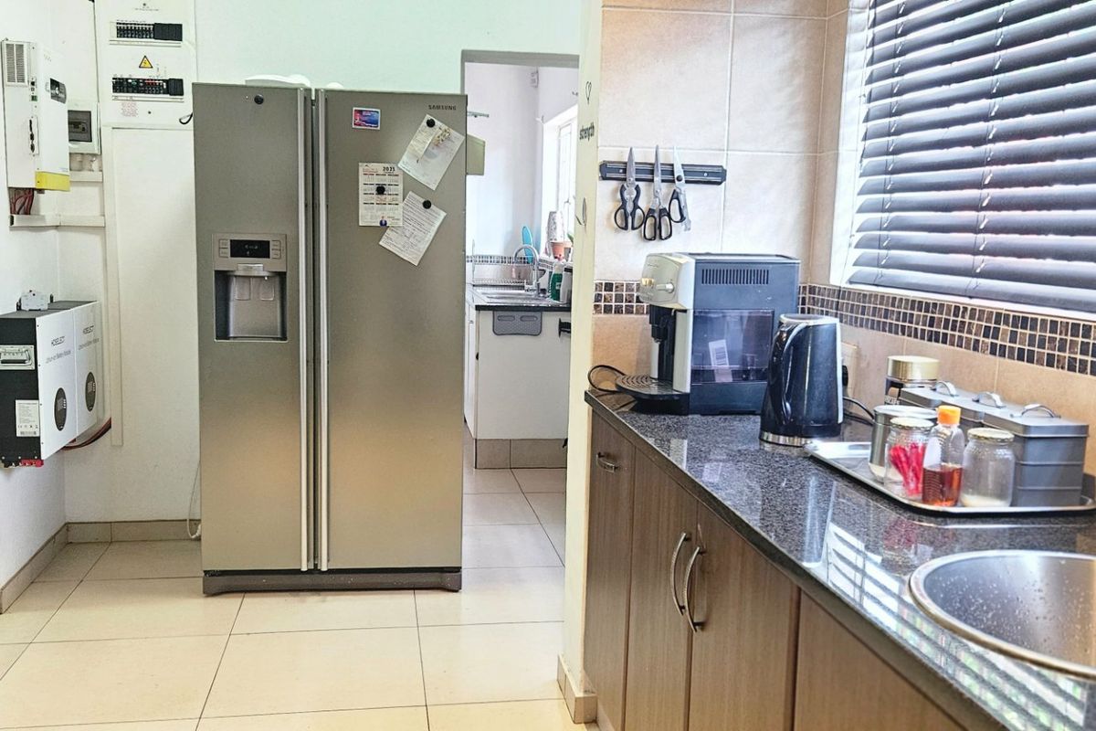 Ultimate Entertainer’s Home – Pool, Jacuzzi, Lapa, Bar & Cottage in Randpark!!! - Photo 5