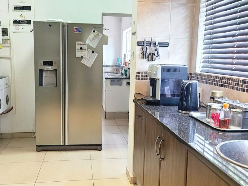 Ultimate Entertainer’s Home – Pool, Jacuzzi, Lapa, Bar & Cottage in Randpark!!! - Photo 6