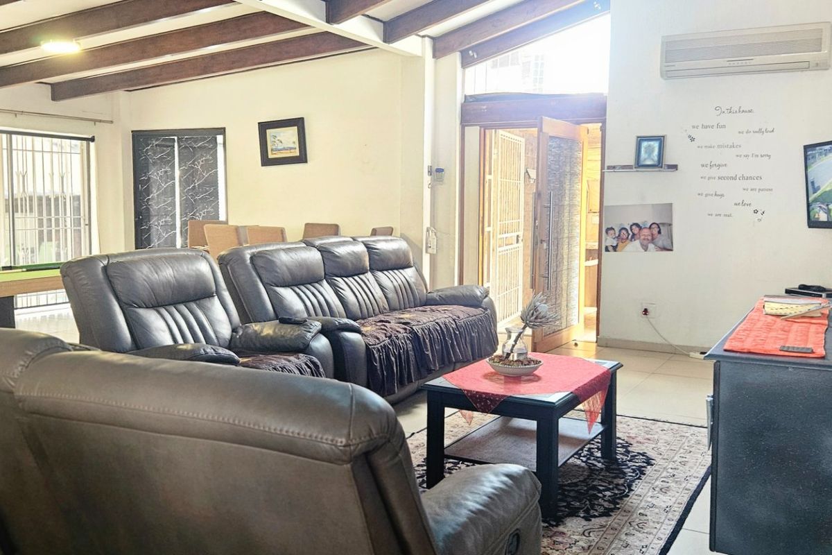Ultimate Entertainer’s Home – Pool, Jacuzzi, Lapa, Bar & Cottage in Randpark!!! - Photo 3