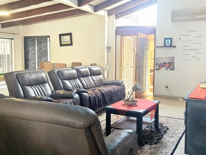 Ultimate Entertainer’s Home – Pool, Jacuzzi, Lapa, Bar & Cottage in Randpark!!! - Photo 3