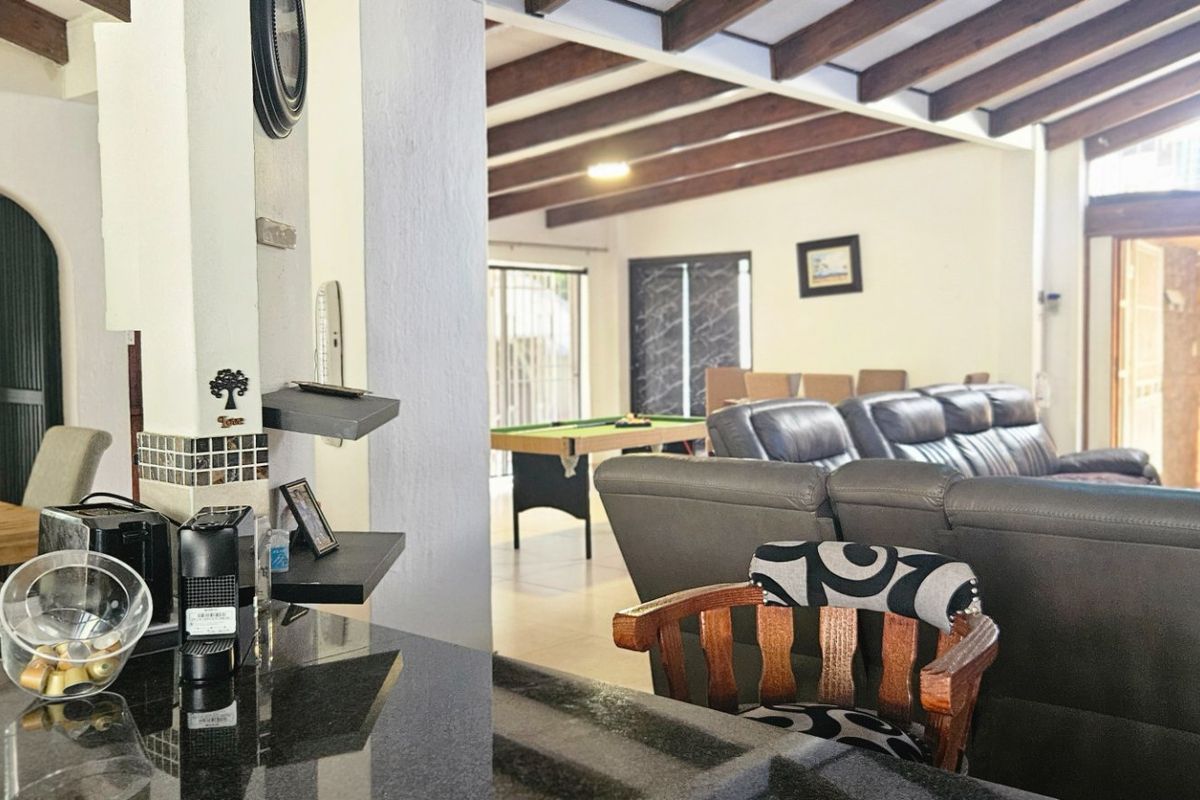 Ultimate Entertainer’s Home – Pool, Jacuzzi, Lapa, Bar & Cottage in Randpark!!! - Photo 2