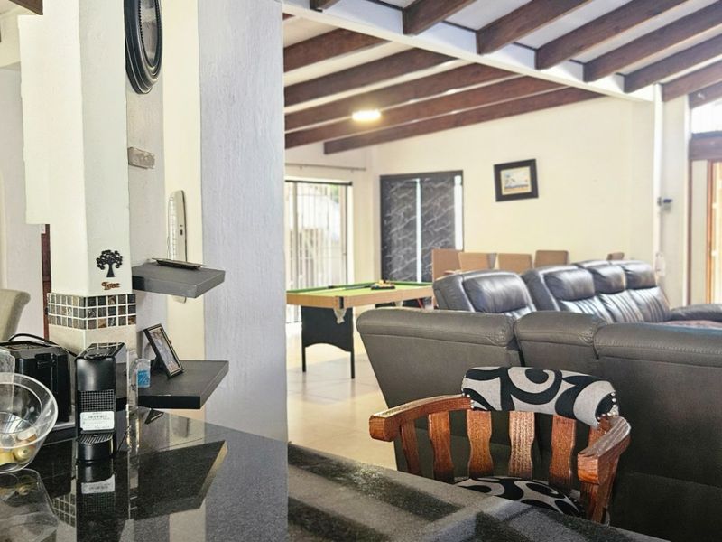 Ultimate Entertainer’s Home – Pool, Jacuzzi, Lapa, Bar & Cottage in Randpark!!! - Photo 2