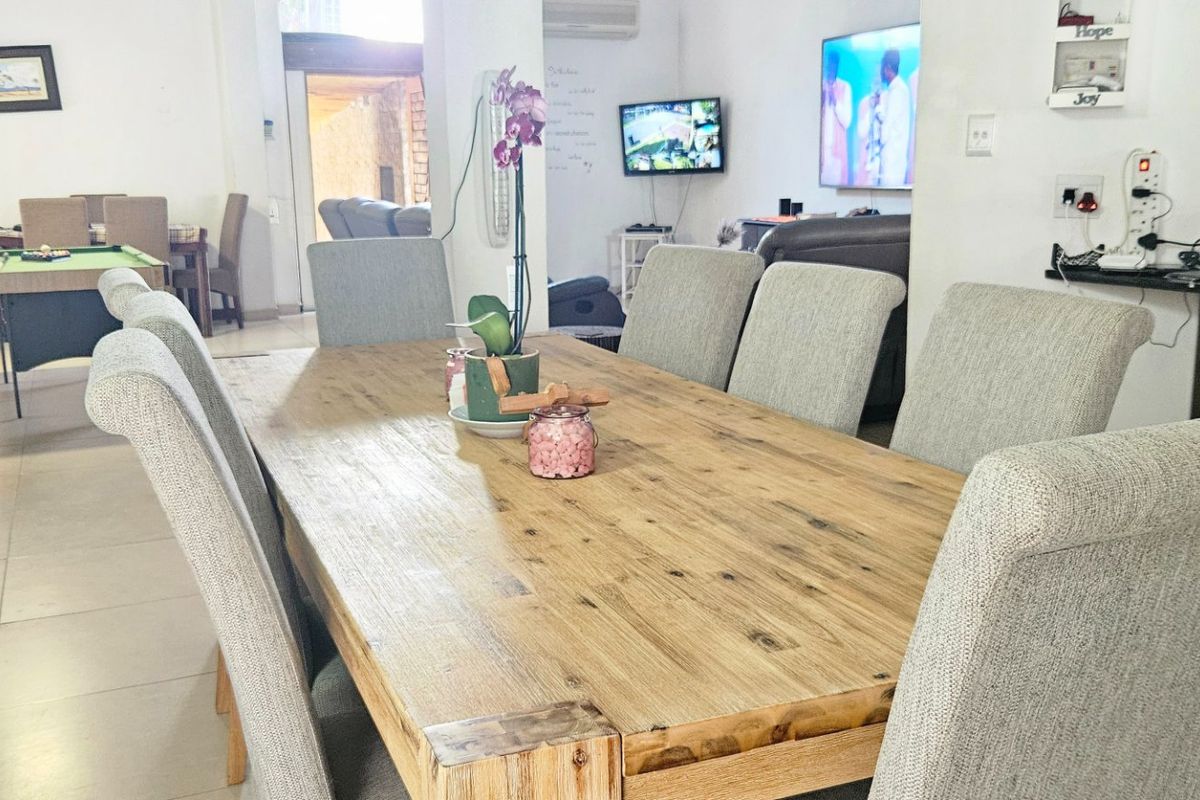 Ultimate Entertainer’s Home – Pool, Jacuzzi, Lapa, Bar & Cottage in Randpark!!! - Photo 4