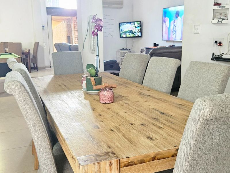 Ultimate Entertainer’s Home – Pool, Jacuzzi, Lapa, Bar & Cottage in Randpark!!! - Photo 4