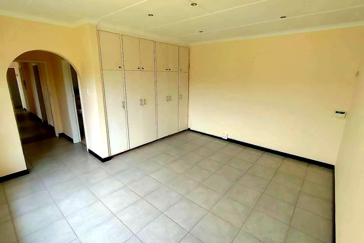 5 Bedroom House in Beacon Bay - Photo 5