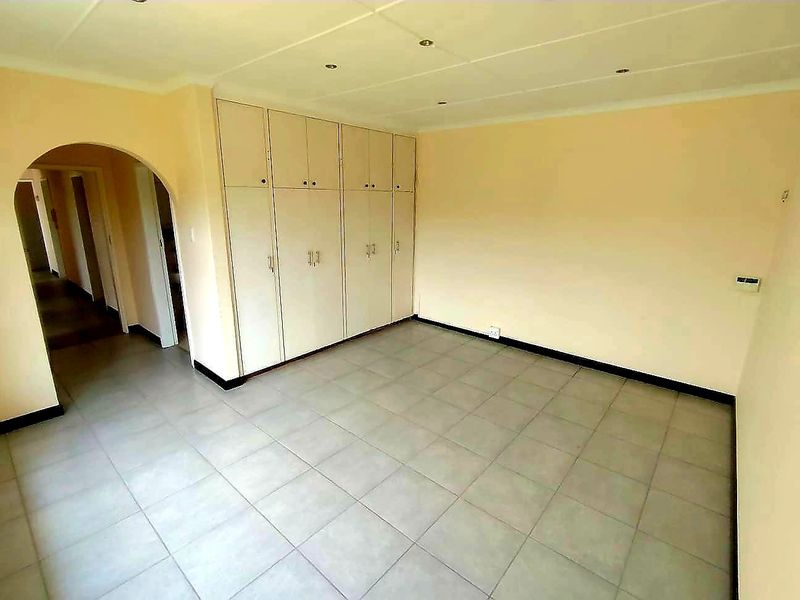 5 Bedroom House in Beacon Bay - Photo 5