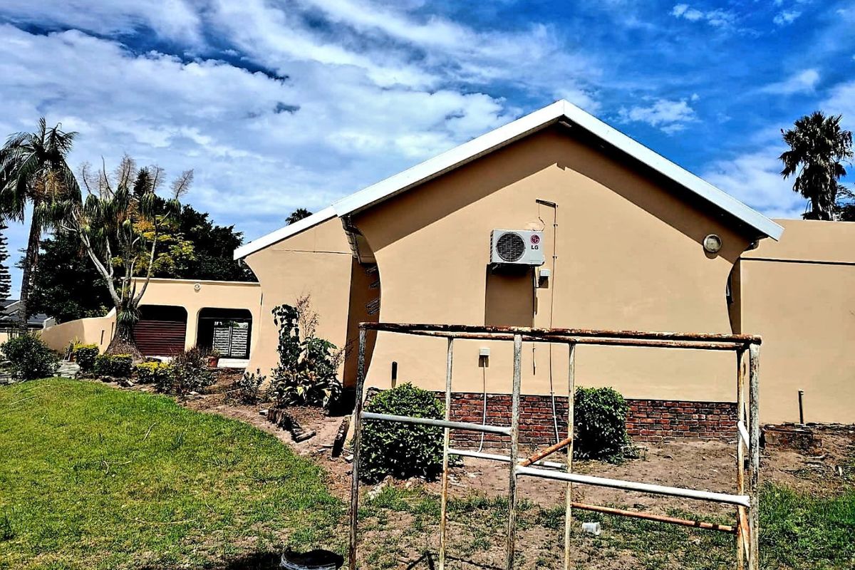 5 Bedroom House in Beacon Bay - Photo 3