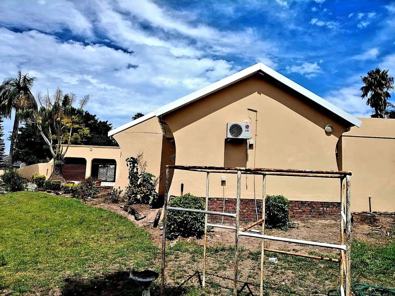 5 Bedroom House in Beacon Bay - Photo 3