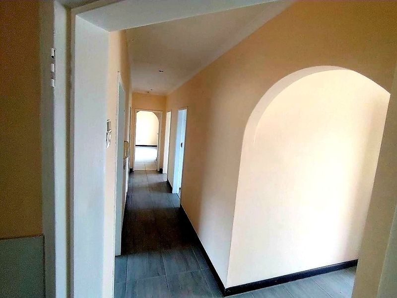 5 Bedroom House in Beacon Bay - Photo 9