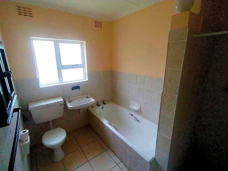 5 Bedroom House in Beacon Bay - Photo 7