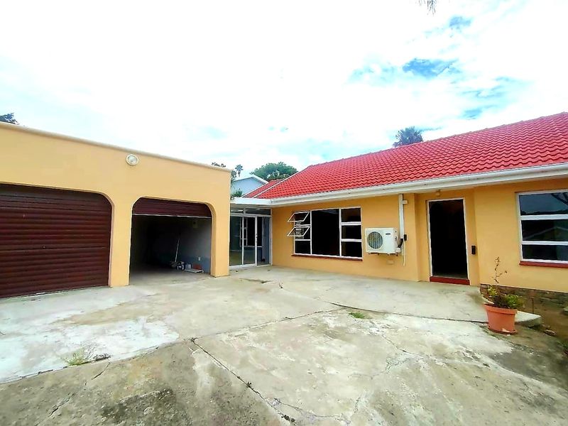 5 Bedroom House in Beacon Bay - Photo 6