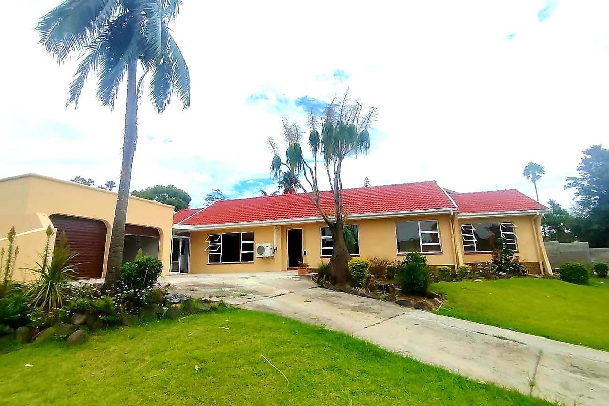 5 Bedroom House in Beacon Bay - Photo 2