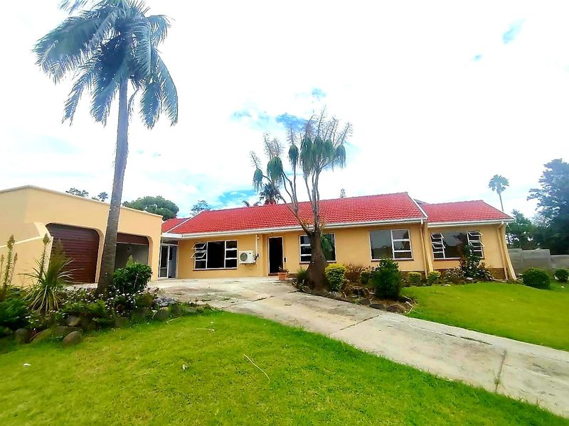 5 Bedroom House in Beacon Bay - Photo 2