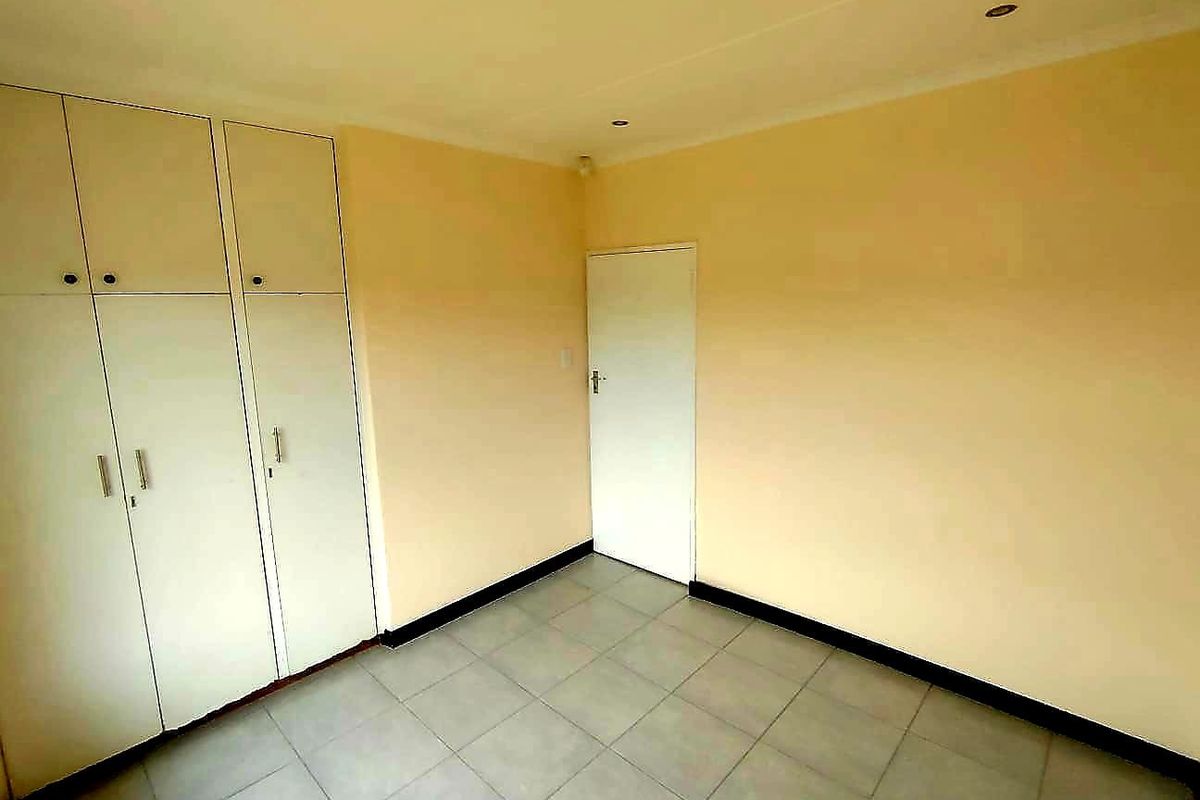 5 Bedroom House in Beacon Bay - Photo 4