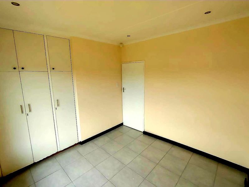 5 Bedroom House in Beacon Bay - Photo 4