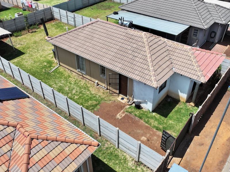 Spacious 3 bedroom and 2 bathroom house for sale in sky city  - Photo 2