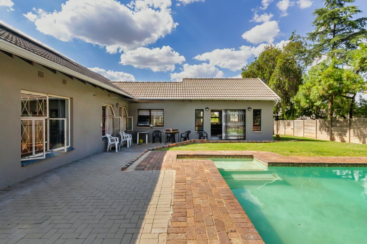 Modern 3-Bedroom Home in Norkem Park with Fully Renovated Interiors & Stylish 1-Bedroom Cottage - Photo 5