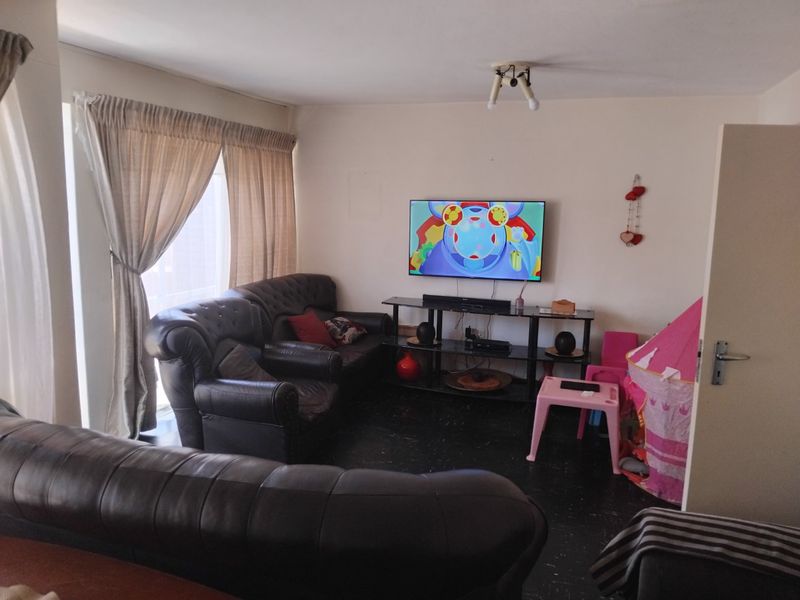 Great Bargain! Spacious 3-Bedroom Duplex in Secure Jeppestown Complex - Photo 10