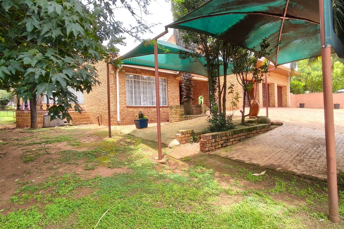 Spacious Family Living in the Heart of Noordheuwel  - Photo 2