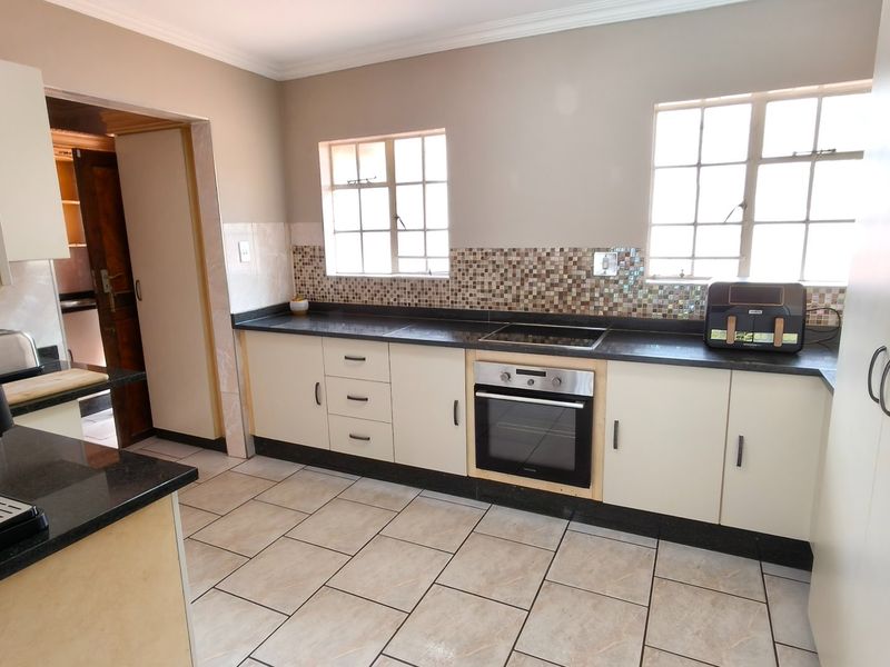 Spacious Family Living in the Heart of Noordheuwel  - Photo 9