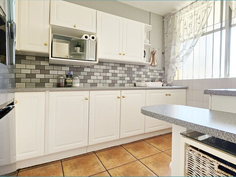 Pristine apartment in Three Rivers Proper. - Photo 1